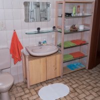 Das Bad: Hand- und Badetücher liegen im Apartment. Ein Fön ist vorhanden. 
